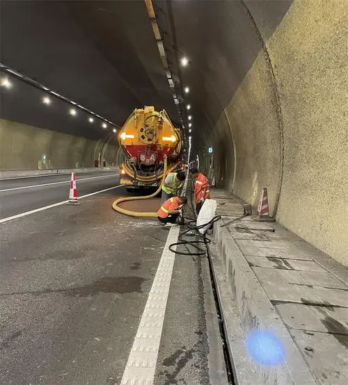 宣汉隧道排水渠清淤